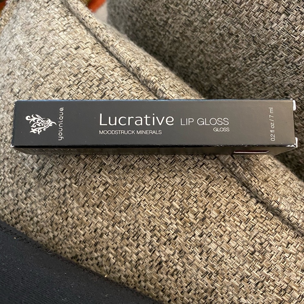 Younique Moonstruck Lucrative lipgloss